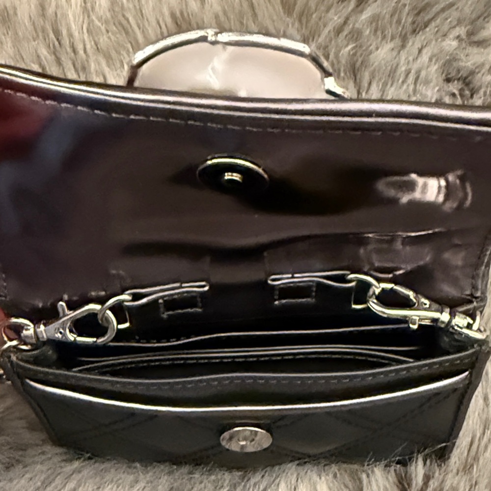 Jacobs by Marc Jacobs Elegant Black Quilted Chain Bag with Floral Accent - Picture 5 of 5